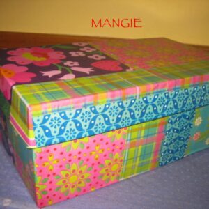 Caja de zapatos forrada con papel decorado